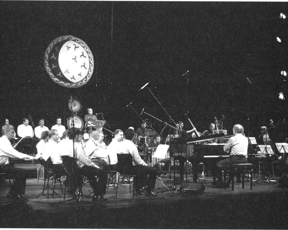 A 'Szertartászene' előadása a belgrádi Nemzeti Drámai Szinházban. Kobzos Kiss Tamás, a MAKUZ, a Liszt Ferenc Kamarazenekar tagjai, a szerb pravoszláv egyház kórusa. (2005)